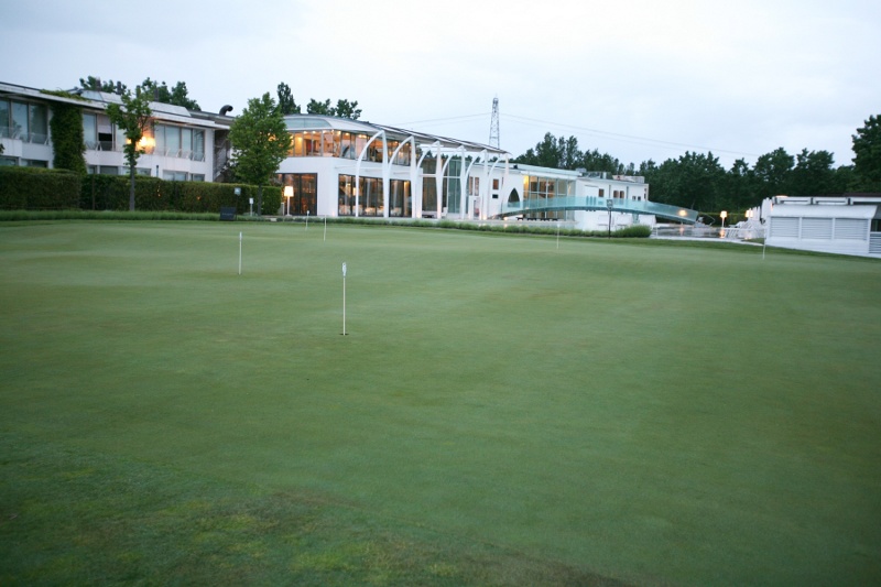 Il Riviera Golf Resort visto dal putting green