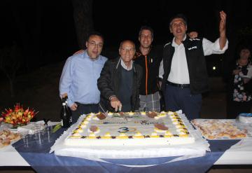 Il fondatore di Target Sinergie Domenico "Mimmo" Pirozzi taglia la torta del trentennale di Target Sinergie. Taglio della torta per i 30 anni di Target Sinergie