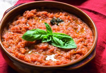 Viva la pappa col pomodoro! In Emilia inizia la stagione per le aziende conserviere, come la Menù. E Target Sinergie partecipa con la divisione Igiene industriale Piatto di Pappa col pomodoro