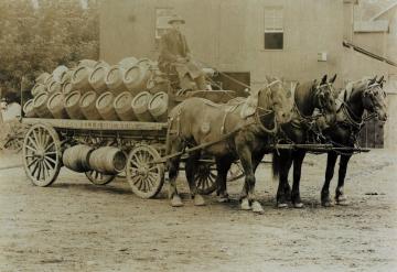 Un carro trasporto birra trainato da cavalli, Immagine tratta dal blog http://bottlesboozeandbackstories.blogspot.com/ Carro trasporto birra trainato da cavalli