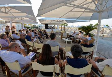 Il pubblico al convegno Target Sinergie «Le leve dell'impresa futura: dall'Outsourcing alla Contract Logistics» di Riccione Il pubblico al convegno di Riccione