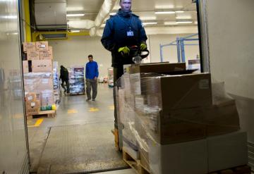Operatore Target Sinergie carica il camion per le consegne al cliente finale Operatore Target Sinergie carica il camion per le consegne al cliente finale