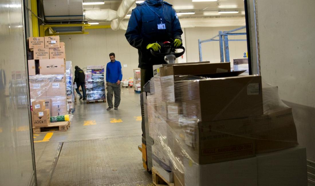 Operatore Target Sinergie carica il camion per le consegne al cliente finale